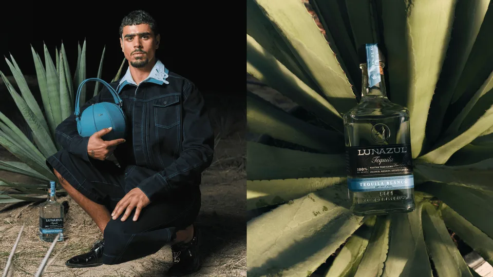 Homme avec bouteille de tequila Lunazul et sac sur fond de plante agave.