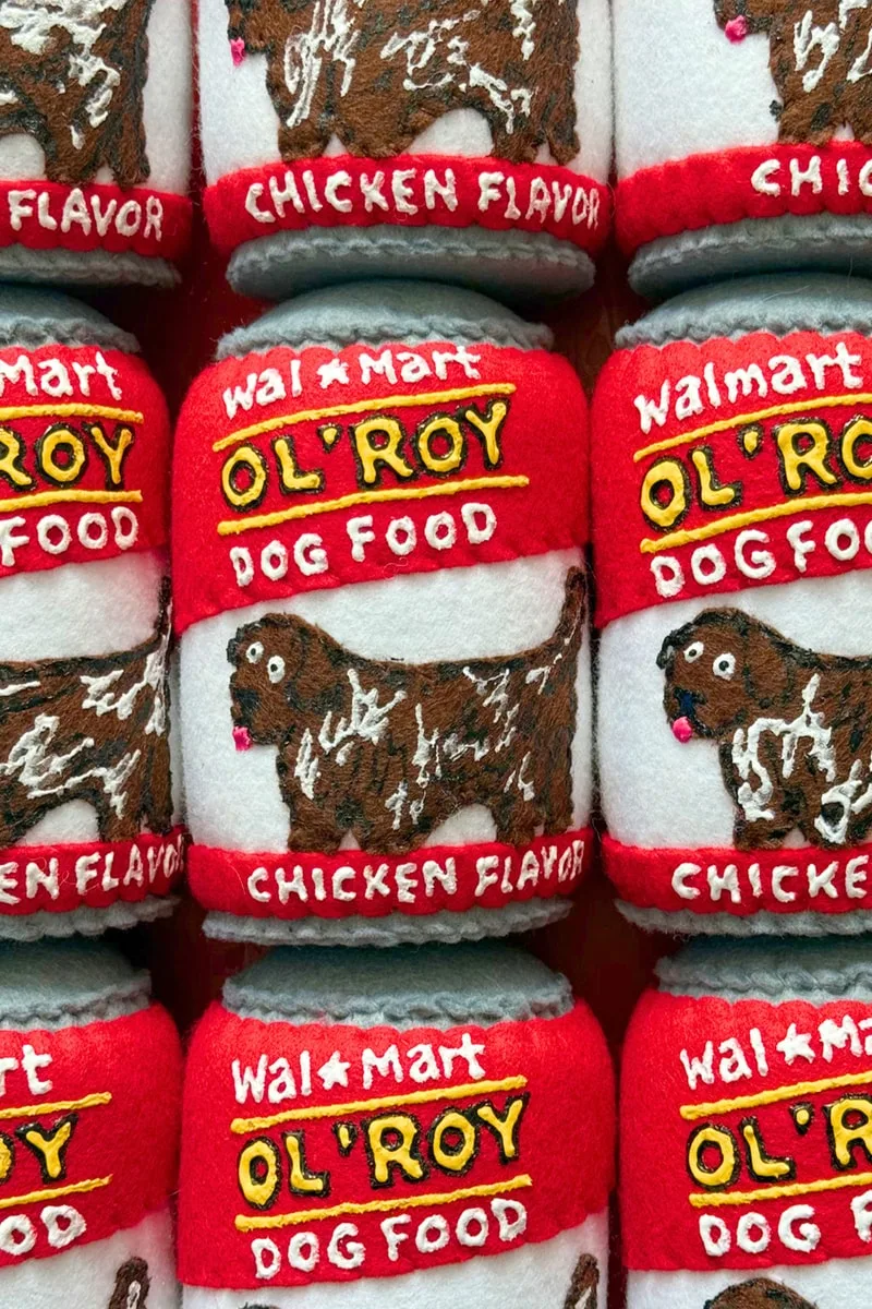 Peluches en forme de boîtes de nourriture pour chien 'Ol' Roy' au goût poulet.