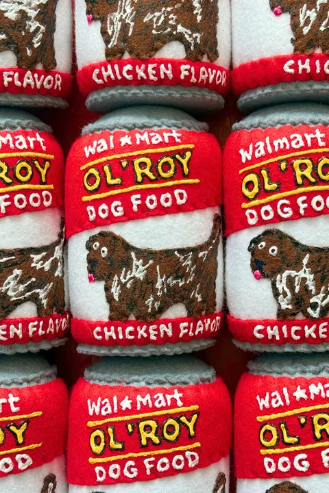 Peluches en forme de boîtes de nourriture pour chien 'Ol' Roy' au goût poulet.