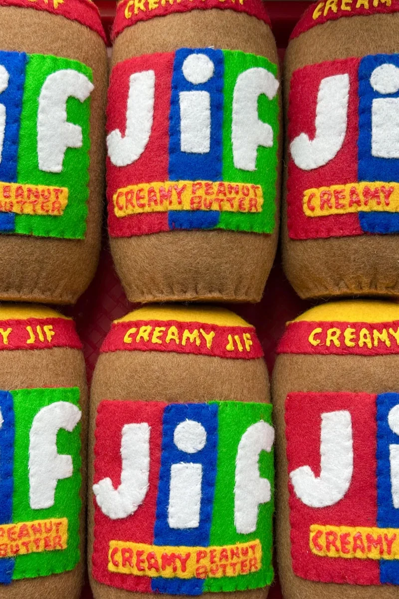 Pots en peluche de beurre de cacahuète avec logo JIF coloré.