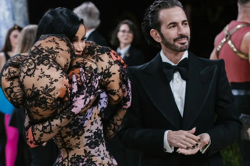 Deux personnes élégantes dans des tenues de soirée glamour.