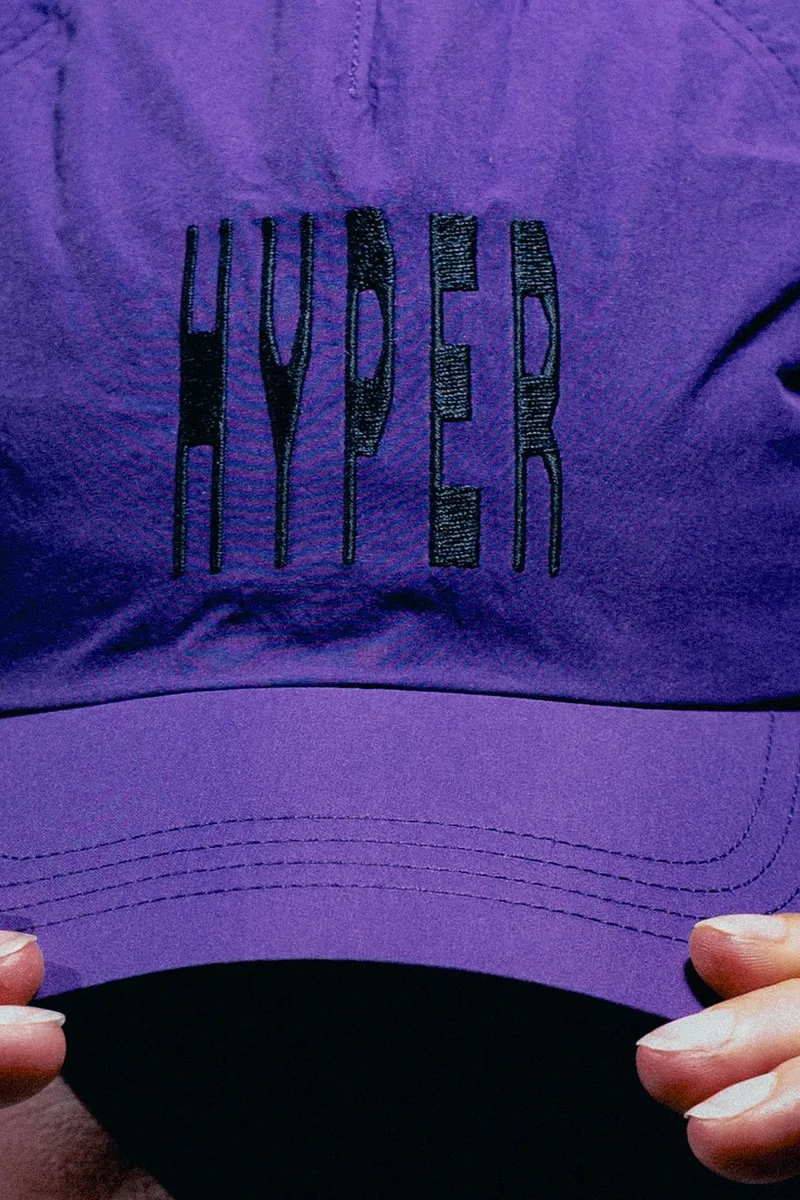 Casquette violette avec inscription 'HYPER' noire.