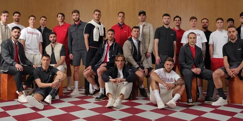 Groupe de personnes posant dans une pièce avec un sol à carreaux rouges et blancs.