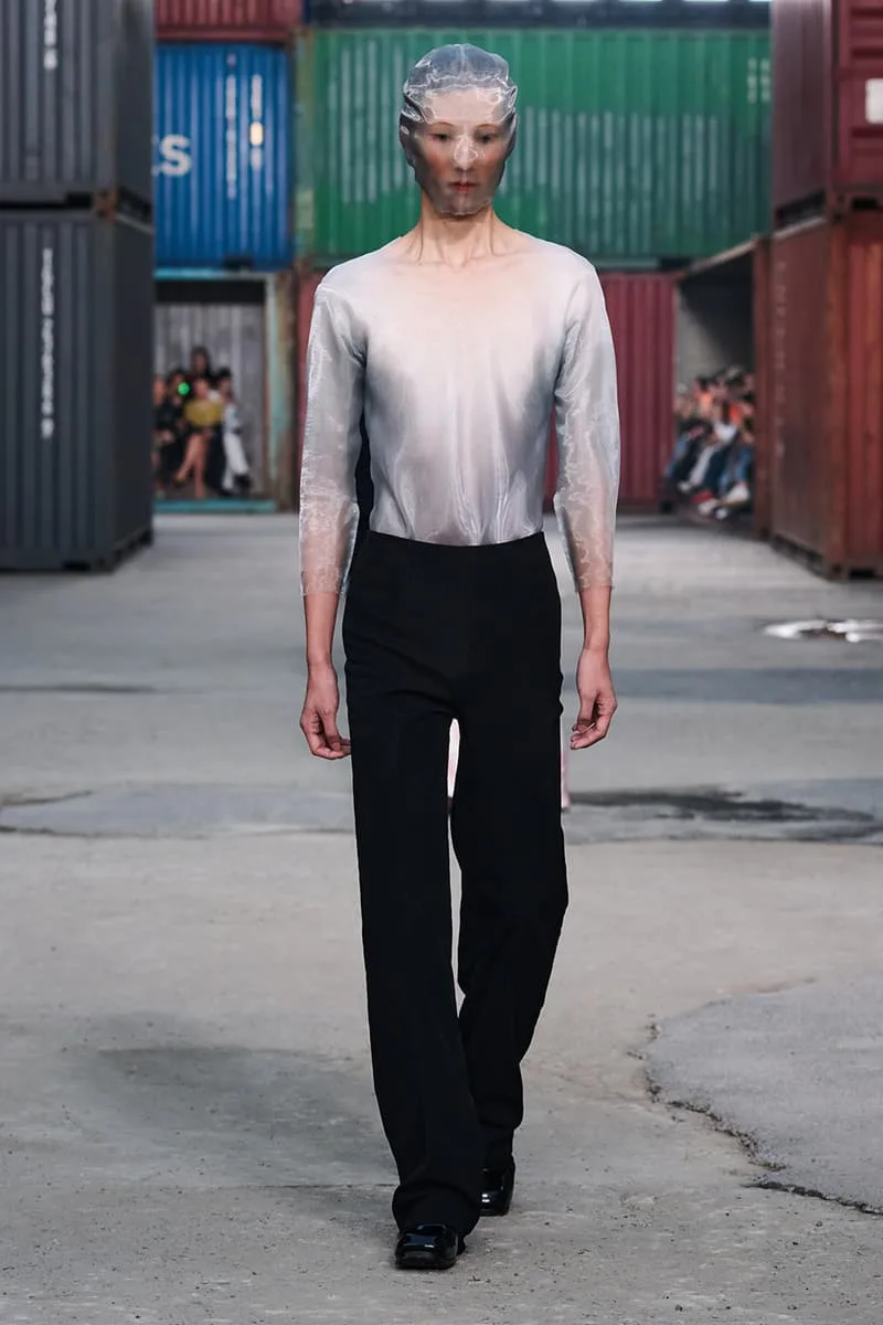 Collection Maison Margiela FW26 à la Shanghai Fashion Week par Glenn Martens : Maison Margiela FW26 apporte un marché aux puces parisien dans un chantier naval de Shanghai, prêt-à-porter artisanal