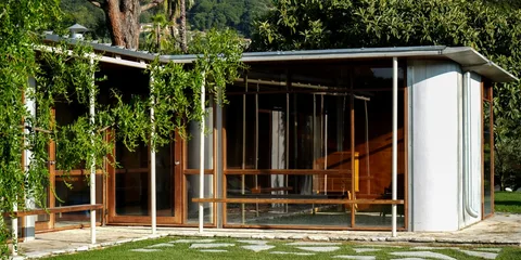 Maison moderne vitrée au milieu d’une végétation luxuriante
