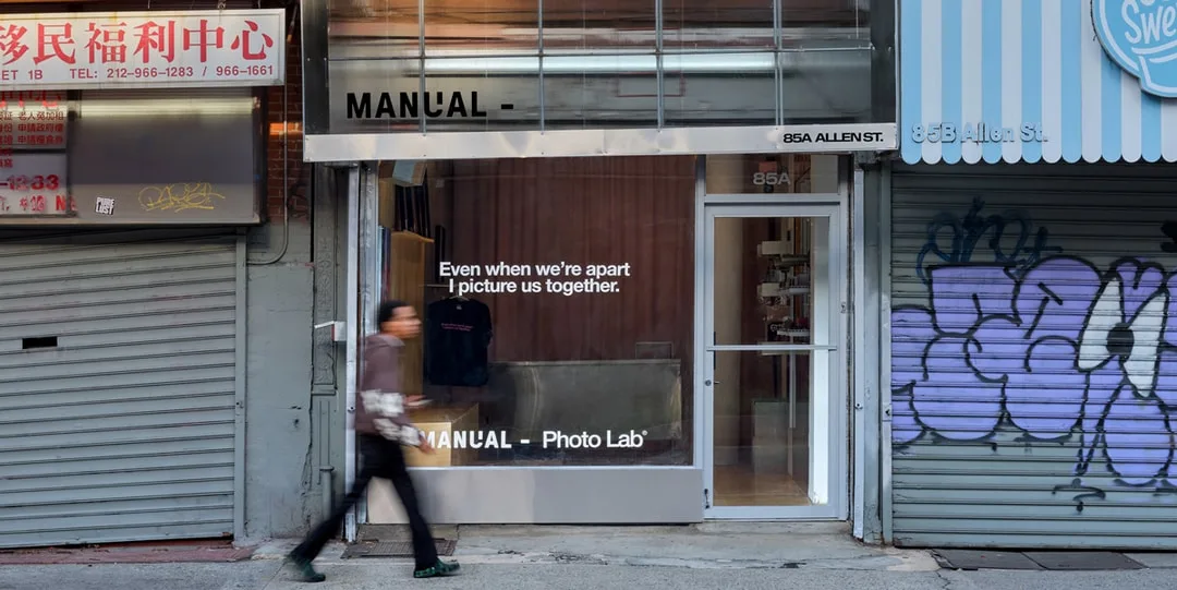 Façade de magasin avec texte sur la vitrine : "Even when we're apart I picture us together."
