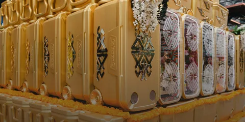 Rangée d'urnes décorées en or et blanc avec des motifs floraux
