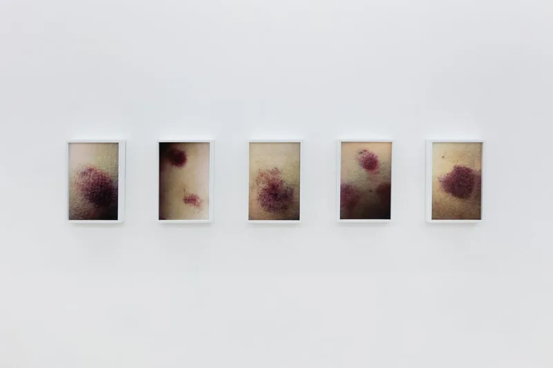 Photos abstraites dans des cadres sur un mur blanc.