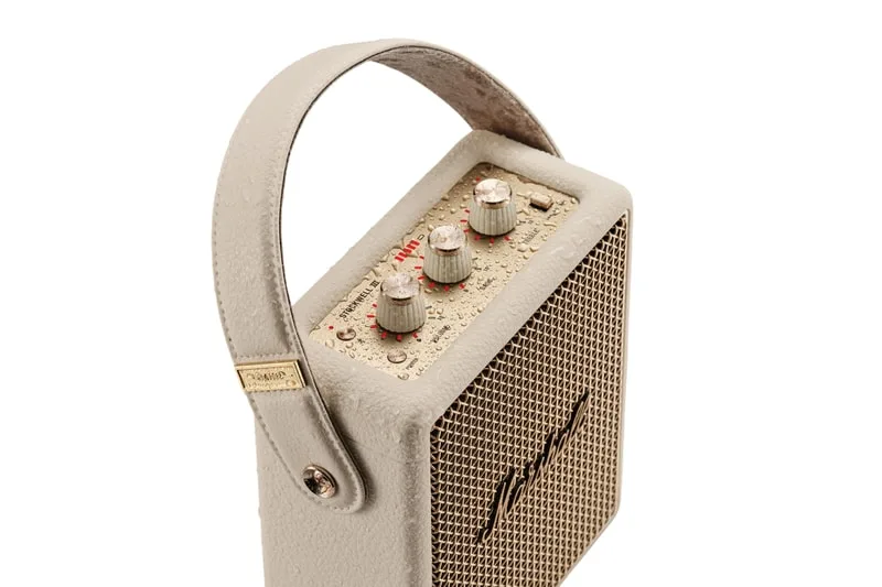 Enceinte beige avec boutons et poignée, légèrement humide.