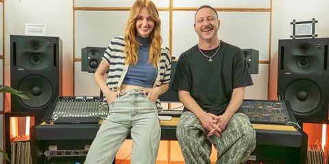 Deux personnes dans un studio d'enregistrement avec équipement audio.
