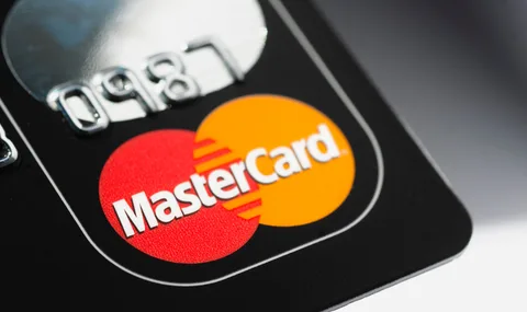 Carte de crédit avec logo MasterCard sur fond noir.