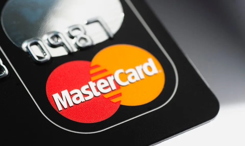Carte de crédit avec logo MasterCard sur fond noir.