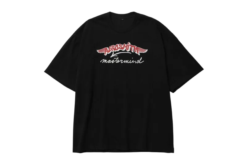 T-shirt noir avec logo et texte rouge et blanc
