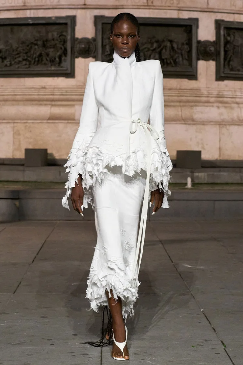 matieres-fecales-lhommage-a-la-diversite-avec-ss27/carousel-3.jpg