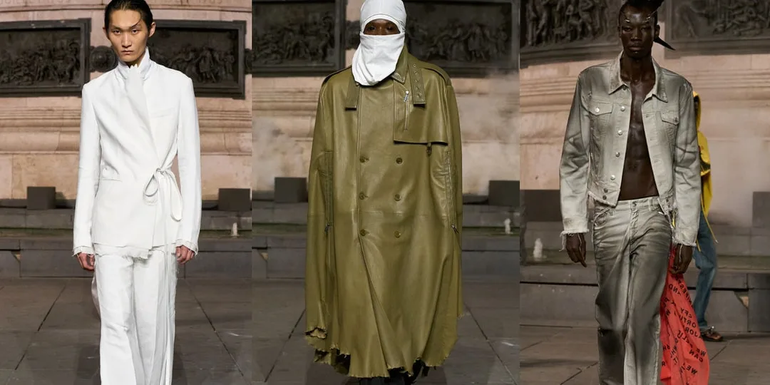 Trois mannequins portant des vêtements de créateurs sur un podium extérieur.