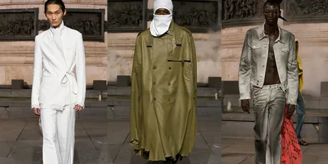 Trois mannequins portant des vêtements de créateurs sur un podium extérieur.