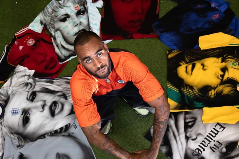 Homme avec des maillots de football et portraits imprimés autour de lui.