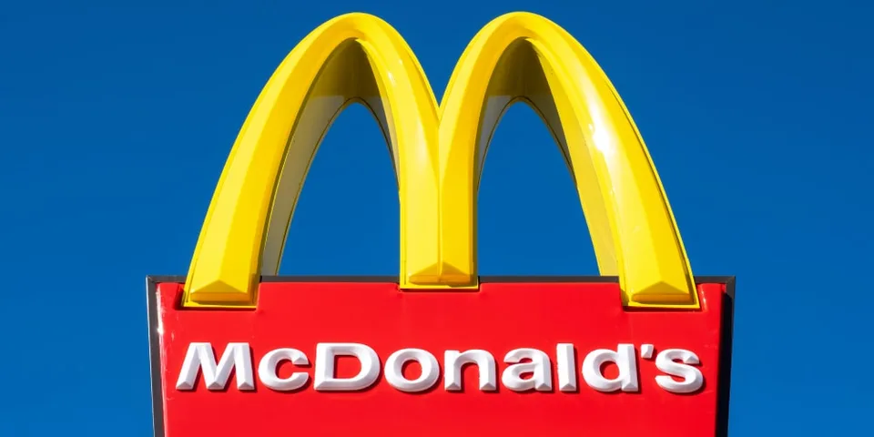 Logo McDonald's avec un fond de ciel bleu.