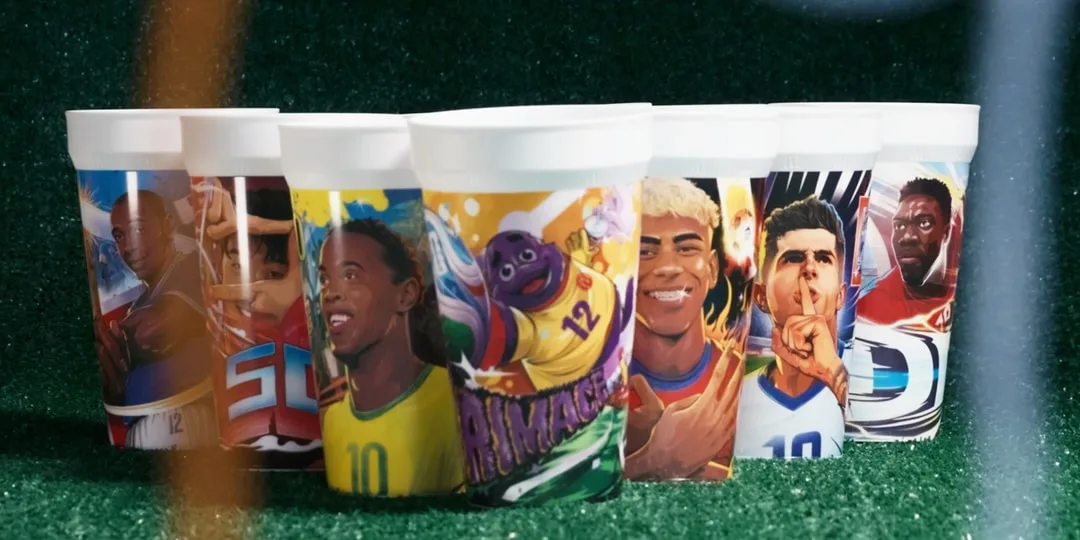 Gobelets colorés avec illustrations de joueurs de football en ligne.