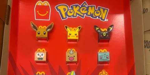 Présentoir rouge Pokémon avec des figurines à tête de personnages.
