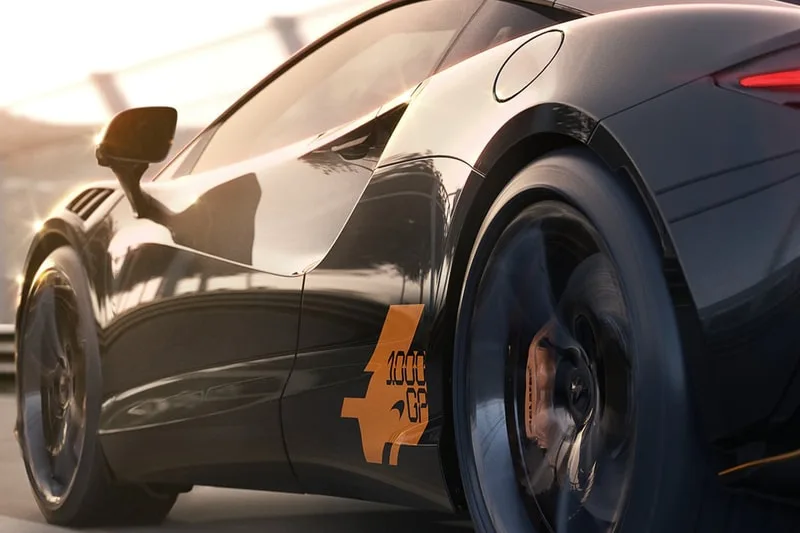 Voiture sportive noire avec autocollant orange '1000 CV' sur la portière
