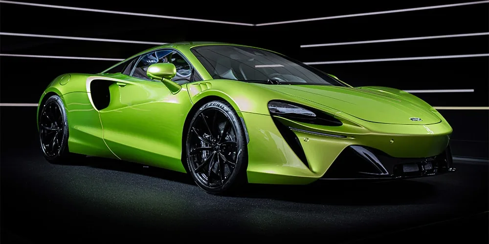 Voiture de sport verte brillante avec un design élégant.
