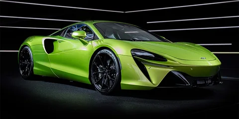 Voiture de sport verte brillante avec un design élégant.