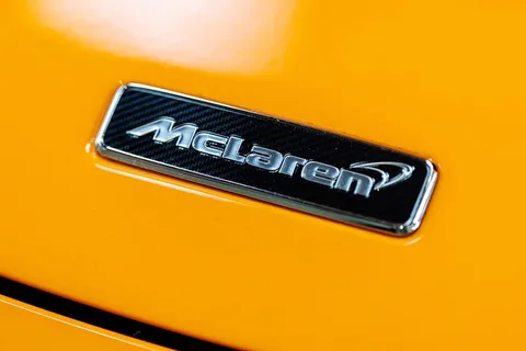 Logo McLaren sur fond orange
