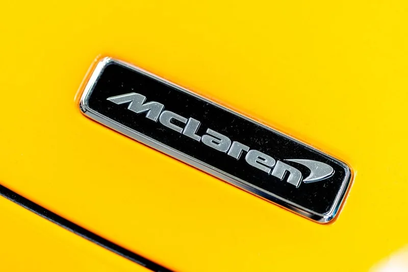Logo McLaren sur fond jaune vif.