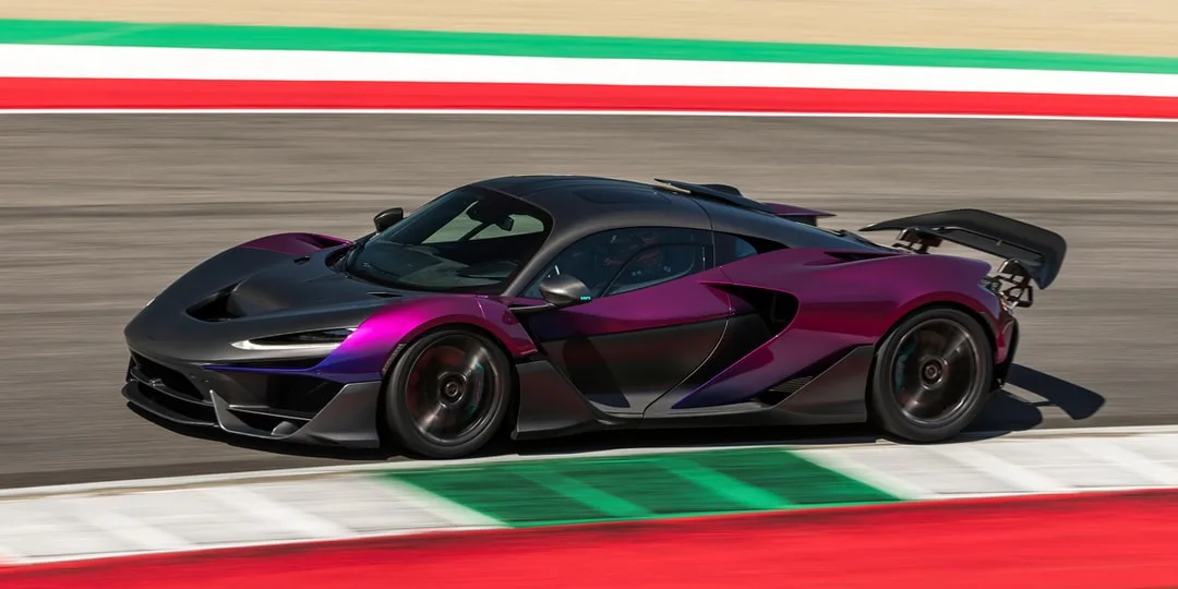 Voiture de sport violette et noire sur une piste de course
