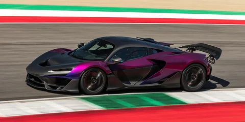Voiture de sport violette et noire sur une piste de course