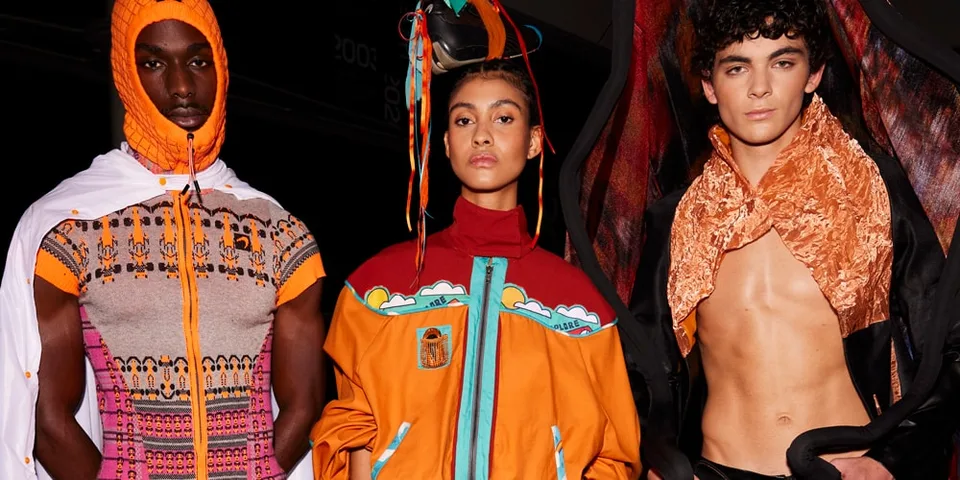 Trois mannequins dans des tenues de mode colorées et avant-gardistes.