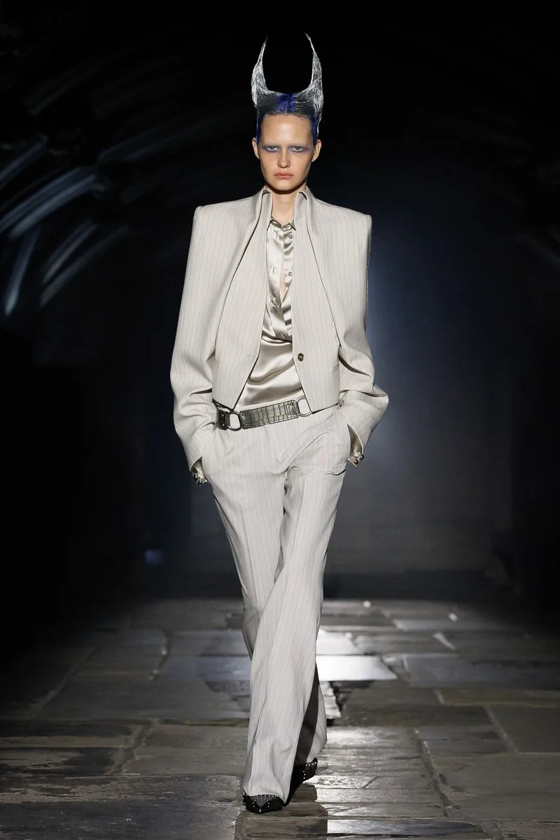 mcqueen-une-collection-ss27-exaltee-a-londres/carousel-1.jpg