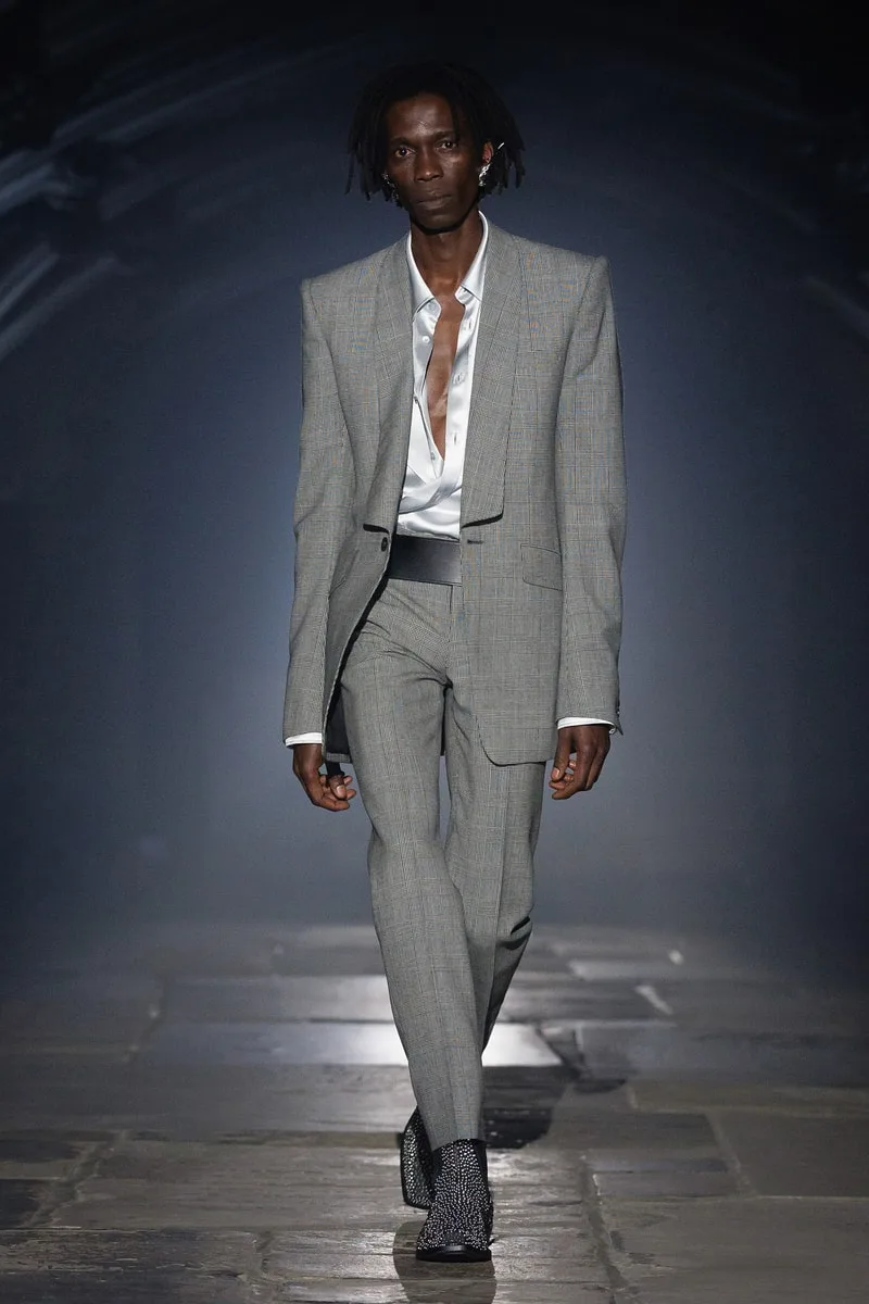 mcqueen-une-collection-ss27-exaltee-a-londres/carousel-10.jpg