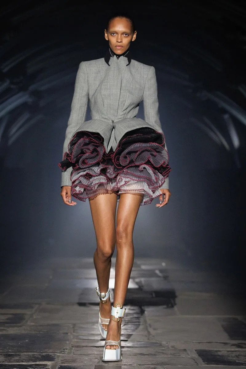 mcqueen-une-collection-ss27-exaltee-a-londres/carousel-11.jpg