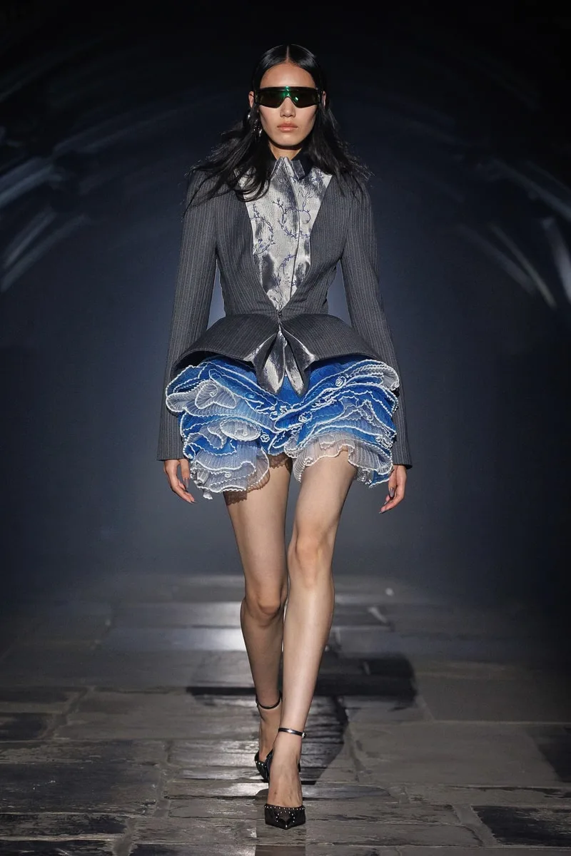 mcqueen-une-collection-ss27-exaltee-a-londres/carousel-12.jpg