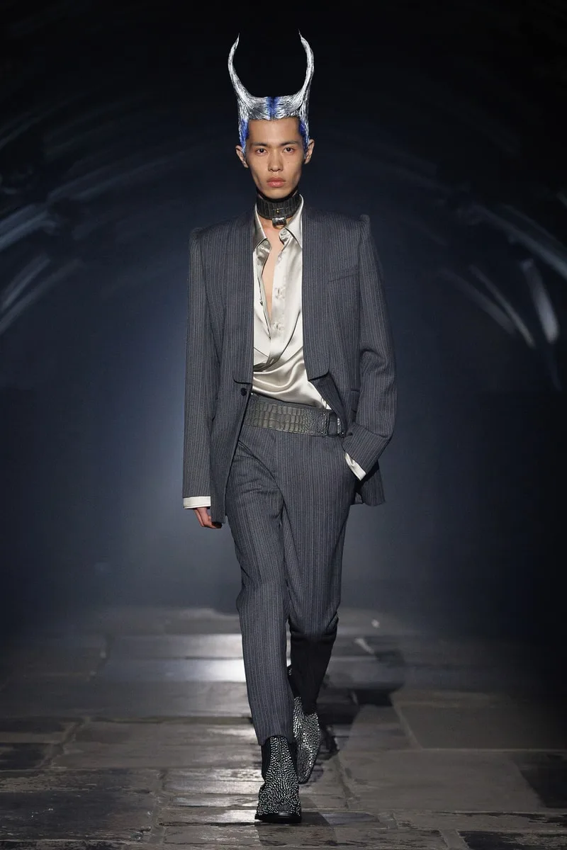 mcqueen-une-collection-ss27-exaltee-a-londres/carousel-13.jpg