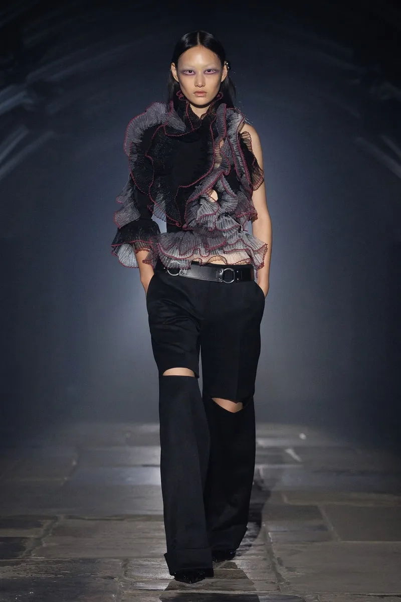 mcqueen-une-collection-ss27-exaltee-a-londres/carousel-15.jpg