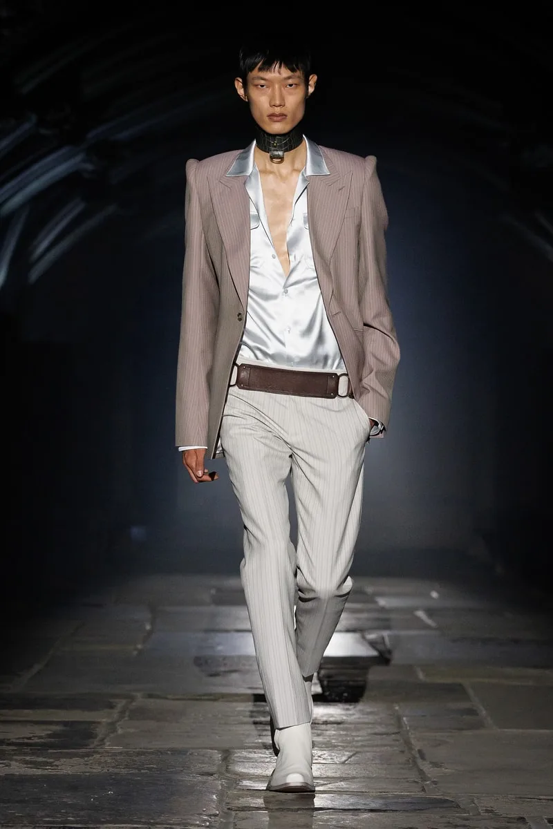 mcqueen-une-collection-ss27-exaltee-a-londres/carousel-3.jpg