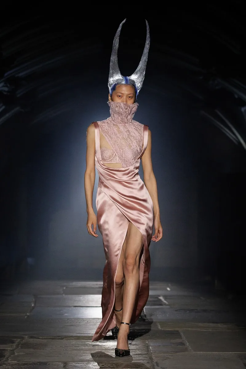 mcqueen-une-collection-ss27-exaltee-a-londres/carousel-4.jpg