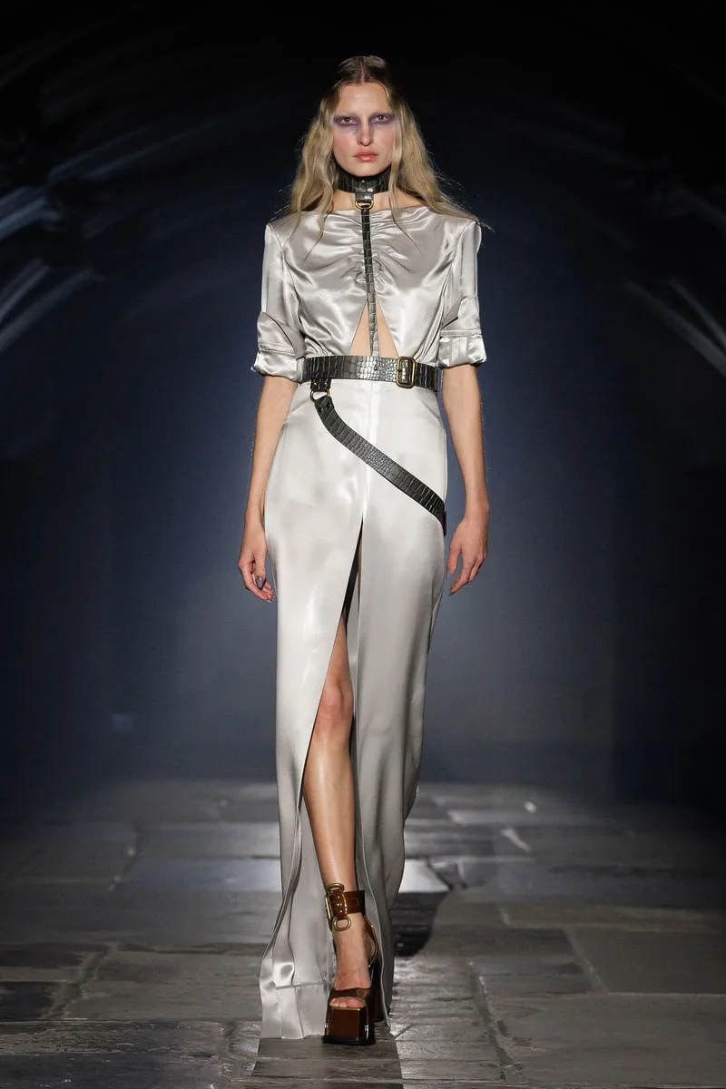 mcqueen-une-collection-ss27-exaltee-a-londres/carousel-5.jpg