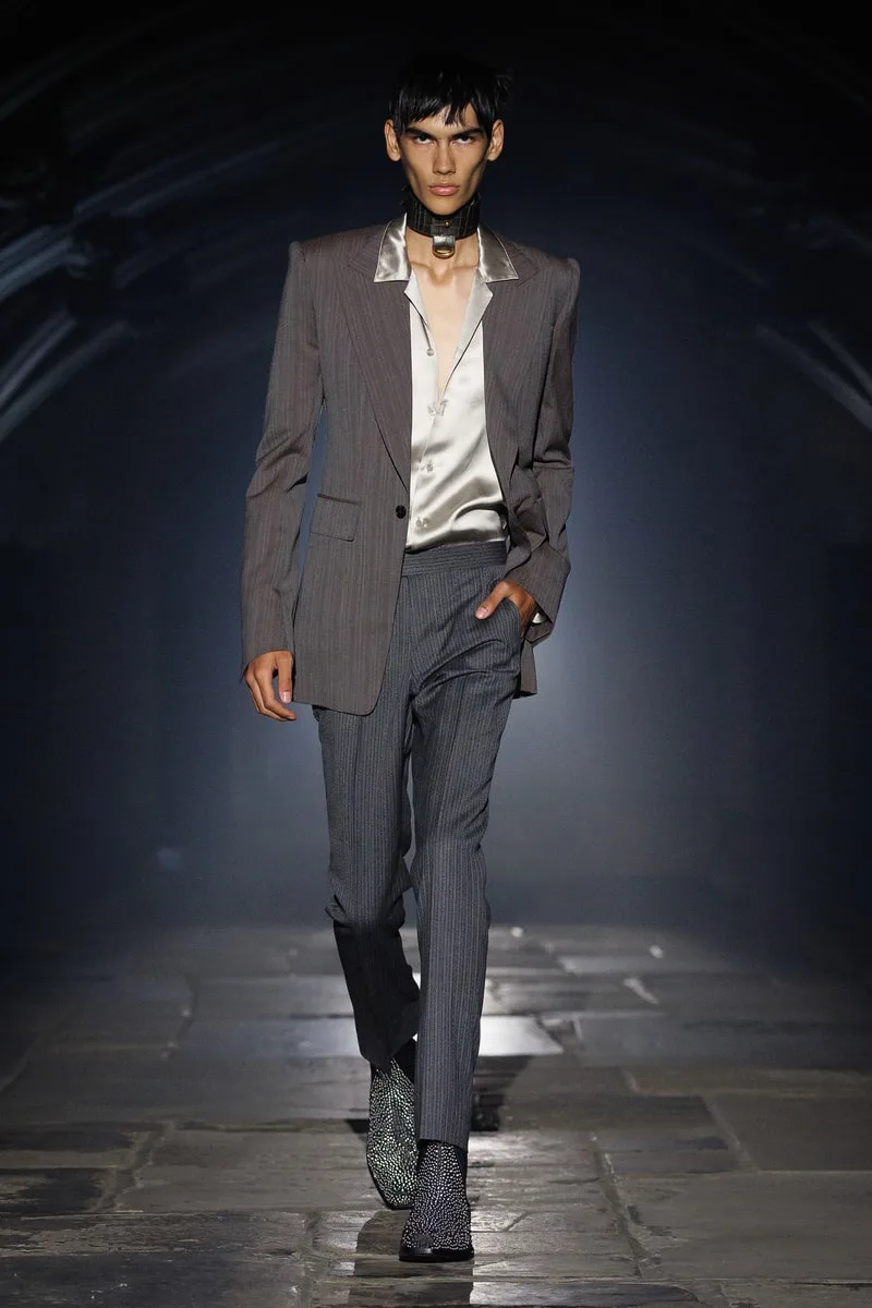 mcqueen-une-collection-ss27-exaltee-a-londres/carousel-6.jpg