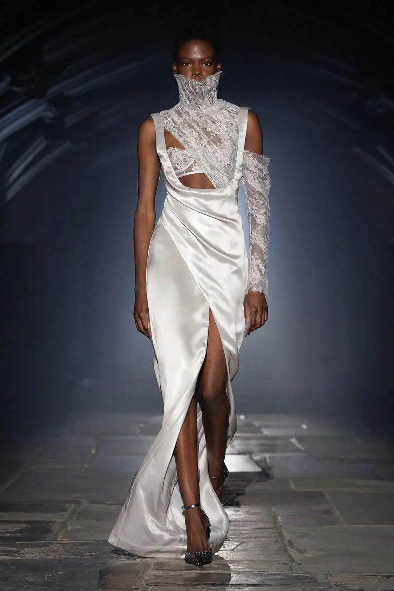 mcqueen-une-collection-ss27-exaltee-a-londres/carousel-7.jpg