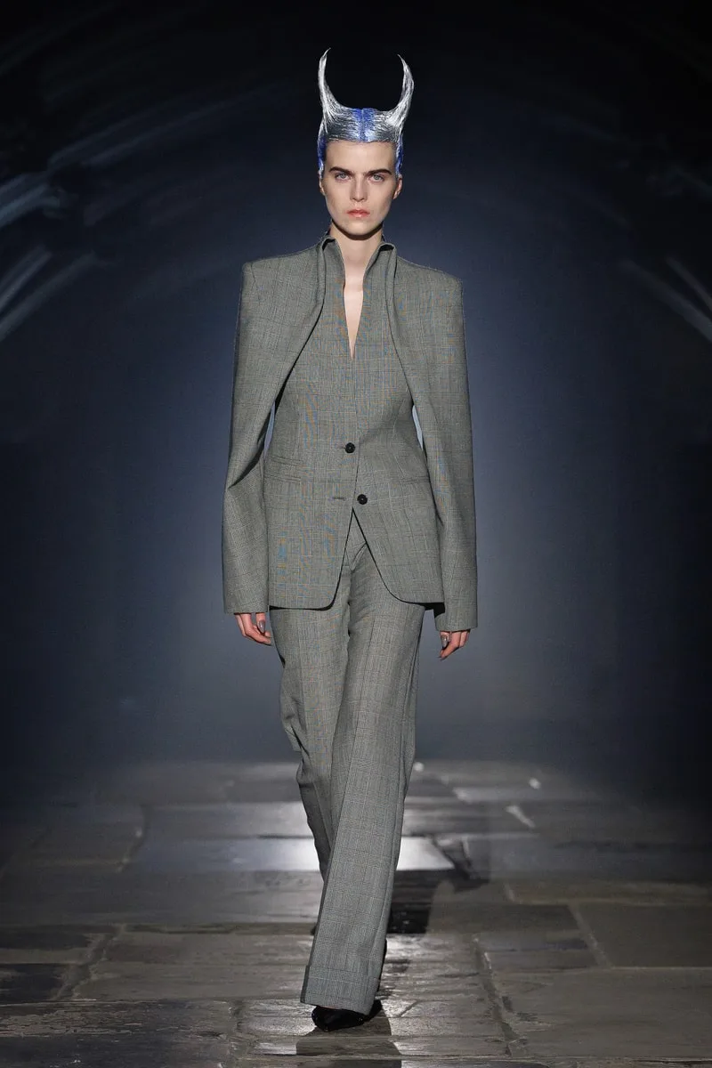 mcqueen-une-collection-ss27-exaltee-a-londres/carousel-8.jpg