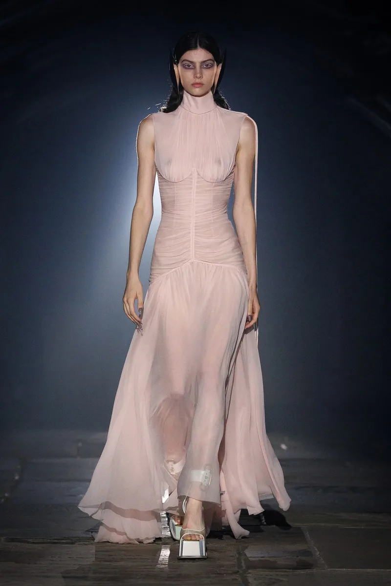 mcqueen-une-collection-ss27-exaltee-a-londres/carousel-9.jpg