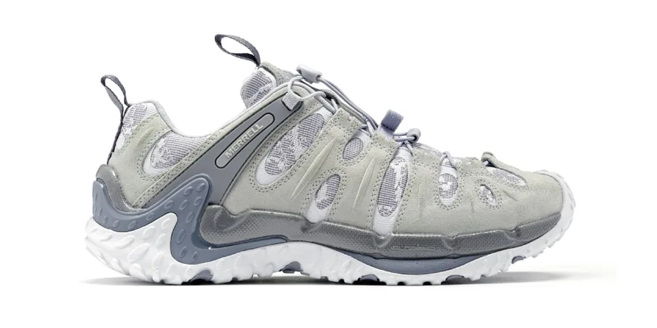 Chaussure de sport grise, design moderne et aéré avec semelle blanche.