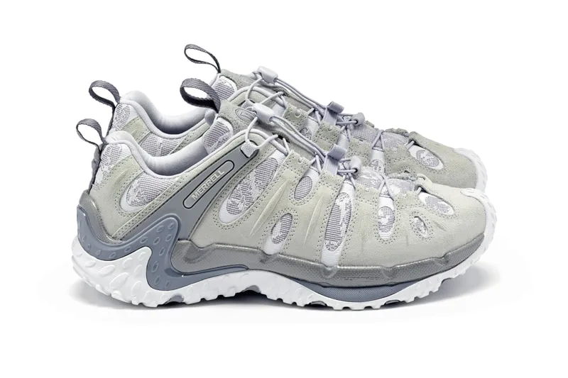 Chaussures de randonnée grises avec semelle texturée et détails en maille.