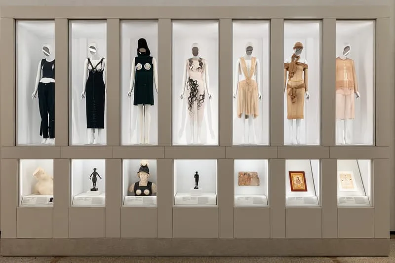 Mannequins exposant des vêtements modernes dans une vitrine.