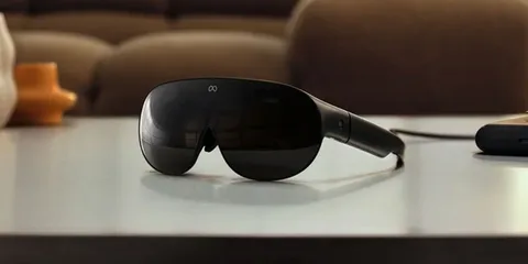 Lunettes AR posées sur une table dans un salon.