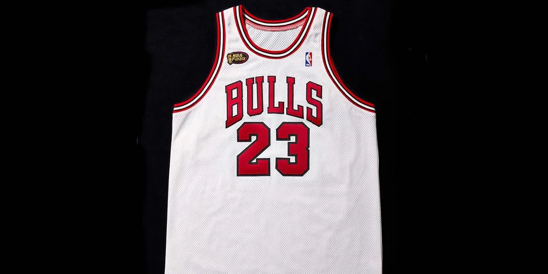Maillot de basket blanc avec numéro rouge 23 et texte 'Bulls' devant.